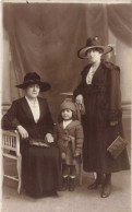 CARTE PHOTO - Photographie - Deux Femmes Avec Une Petite Fille Au Milieu - Carte Postale Ancienne - Children And Family Groups