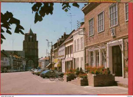 WORMHOUT : L'Eglise Et La Mairie Voitures Velo - Wormhout