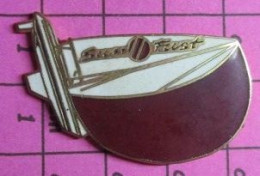 220 Pin's Pins / Beau Et Rare / SPORTS / VOILE VOILIER REGATE COURSE BATEAU BLANC ET BORDEAU - Sailing, Yachting