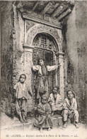 ALGERIE - Alger - Enfants Arabes à La Porte De La Maison - LL - Carte Postale Ancienne - Alger