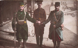 MILITARIA - Soldats - Les Frères D'armes - Colorisé - Trois Soldats - Carte Postale Ancienne - Personaggi