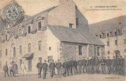 35-FOUGERES- GREVES DE FOUGERES- LES GENDARMES AU QUARTIER DE CAVALERIE - Fougeres