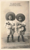 ENFANTS - Souhaits De Fêtes - Deux Petites Filles Tenant Des Fleurs - Carte Postale Ancienne - Children And Family Groups