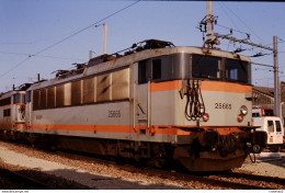 Photo Diapo Diapositive Slide Train Wagon Locomotive Electrique SNCF BB 25665 à VILLENEUVE ST G Le 17/11/93 VOIR ZOOM - Diapositives