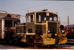 Photo Diapo Diapositive Slide Train Wagon Locomotive Locotracteur SNCF Y 2507 à VILLENEUVE ST G Le 17/11/93 VOIR ZOOM - Diapositives