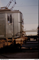 Photo Diapo Diapositive Slide Train Wagon Locomotive Electrique SNCF BB 8114 à VITRY MASSENA Le 18/11/93 VOIR ZOOM - Diapositives