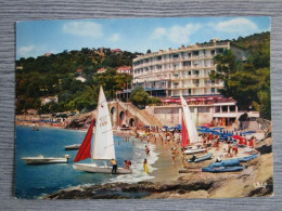 Cpa Le Rayol (83) La Plage Et L'hôtel Bailli De Suffren - Rayol-Canadel-sur-Mer