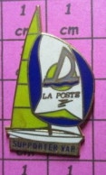 220 Pin's Pins / Beau Et Rare / SPORTS / VOILE VOILIER LA POSTE SUPPORTER VAR - Voile