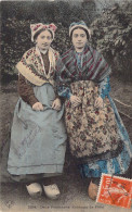 FOLKLORE - Deux Paysannes - Costume De Fête - Carte Postale Ancienne - Costumes