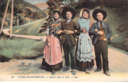 FOLKLORE - Types D'Auvergne - Départ Pour La Fête - Carte Postale Ancienne - Kostums