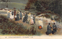 FOLKLORE - Types D'Auvergne - Un Baptême - Carte Postale Ancienne - Trachten