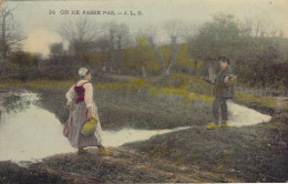 FOLKLORE - On Ne Passe Pas - Cruche - Carte Postale Ancienne - Kostums