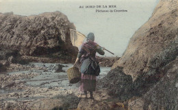 FOLKLORE - Au Bord De La Mer - Pêcheuse De Crevettes - Carte Postale Ancienne - Trachten