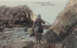 FOLKLORE - Au Bord De La Mer - Pêcheuse De Crevettes - Carte Postale Ancienne - Vestuarios