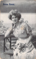 Femme - Robe - Bonne Année - Fleurs - Collier De Perles - Carte Postale Ancienne - Mujeres