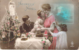 JOYEUX NOEL - Famille Autour D'une Table - Carte Postale Ancienne - Altri & Non Classificati