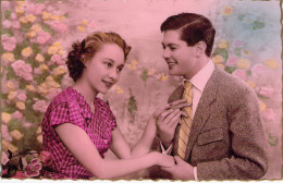 COUPLE - Mode - Robe Rose à Carreaux - Cravate Jaune - Blonde - Main Dans La Main - FANTAISIE - Carte Postale Ancienne - Coppie