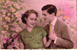COUPLE - Mode - Robe Verte à Carreaux - Cravate Jaune - Blonde - Main Dans La Main - FANTAISIE - Carte Postale Ancienne - Couples