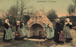 Languidic * Un Coin Du Village Et La Fontaine * Coiffe Costume Bretonne * Lavoir ? * Villageois * Cpa Toilée Colorisée - Autres & Non Classés