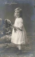 FAMILLES ROYALES - Prinses Juliana - Petite Fille Tenant Des Fleurs - Carte Postale Ancienne - Royal Families