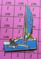 713G Pin's Pins / Beau Et Rare / SPORTS / VOILE VOILIER REGATE COURSE DERIVEUR SIDERAL TIMES - Sailing, Yachting