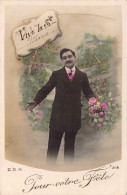 HOMMES - Fantaisie - Vive La Ste Marie - Homme En Costume Avec Des Fleurs à La Main - Carte Postale Ancienne - Mannen