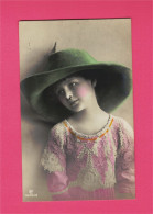 XB1027  JEUNE FILLE  FILLETTE , ENFANT, GIRL , FAMOUS CHILD MODEL KATHERINE & CANDICE ASHTON BIG GREEN HAT LACE DRESS - Portraits