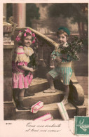 ENFANTS - LITTLE GIRL - MAEDCHEN - Jolie Carte Fantaisie(14)  Couple - Groupes D'enfants & Familles