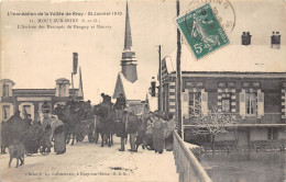 77-MOUY-SUR-SEINE- L'INONDATION DE LA VALLEE DE BRAY 24 JANVIER 1910 L'ARRIVEE DES RESCAPES DE PEUGNY ET NEUVRY - Otros & Sin Clasificación