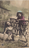 ENFANTS - SCENE & PAYSAGE - Jeune Fille Et Leur Petit Cochon - Chapeau Prairie  - Carte Postale Ancienne - Taferelen En Landschappen