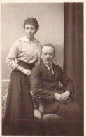 COUPLE - Un Homme Assis Sur Un Fauteuil Ca Femme Se Tient Debout Derriére Lui - Carte Postale Ancienne - Paare