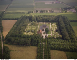 Uithuizen, Menkemaborg, Luchtfoto LF651 - Uithuizen