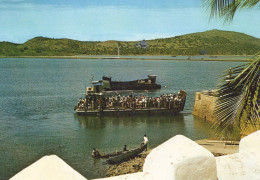 MAYOTTE / ARRIVEE DE LA BARGE A DZAOUDZI - Mayotte