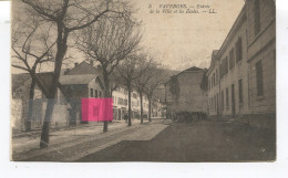 Rare CPA - FAVERGES - Entrée De La Ville Et Les Ecoles - LL - Animée Avec Les élèves - Etat - - Faverges