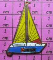 813F Pin's Pins / Beau Et Rare / SPORTS / VOILE VOILIER REGATE COURSE BIENERGIE - Voile