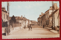 CPA - Saint Ouen -(Somme) - Le Passage à Niveau Et La Rue De La République - Saint Ouen