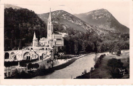 CPA - France - 65 - LOURDES - La Basilique Et Le Gave - Carte Postale Ancienne - Lourdes