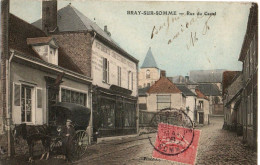 BRAY SUR SOMME  -  80  -  Rue Du Castel - Attelage De Chevaux - Café - Magasin De Vêtements - Carte Colorisée - Bray Sur Somme