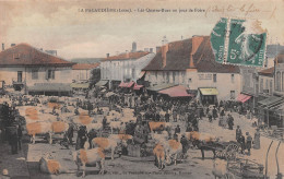 La PACAUDIERE (Loire) - Les Quatre-Rues Un Jour De Foire Aux Bestiaux - Tirage Couleurs - Voyagé 1910 (2 Scans) - La Pacaudiere