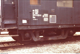Photo Diapo Diapositive Slide Train Wagon Bogie Ancienne Voiture Voyageurs SNCF Et Marquage En 10/1987 VOIR ZOOM - Diapositives