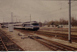 Photo Diapo Diapositive Slide Wagon FERRIERES FONTENAY Vers MONTARGIS Train Diesel 72000 SNCF En 03/1988 VOIR ZOOM - Diapositives