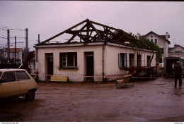 Photo Diapo Diapositive Slide Train Wagon Locomotive En Gare De MORET Démolition Du Local VB En 05/1989 VOIR ZOOM - Diapositives