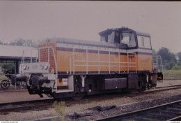 Photo Diapo Diapositive Slide Train Wagon Locotracteur SNCF Y 8035 à MONTARGIS Le 25/07/2000 VOIR ZOOM - Diapositives