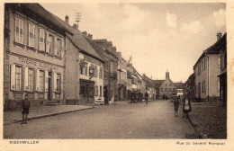 CPA -  BISCHWILLER  (67)   Rue Du Général Rampont -   Taverne Alsacienne. - Pompe à Essence -  Mobiloil - Bischwiller