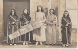 BELLAC - Cinq Jolies Demoiselles Posant Avec Un Bouquet De Fleurs Pour Un Concours De Beauté ? ( Carte Photo ) - Bellac