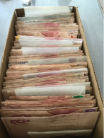 BOITE  D'ENVELOPPES & POCHETTES  Contenant  BEAUCOUP De   TIMBRES D' ESPAGNE   -  OBLITERES - Vrac (min 1000 Timbres)