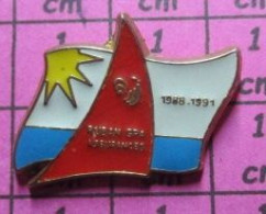 813F Pin's Pins / Beau Et Rare / SPORTS / VOILE VOILIER COQ DORE GPA ASSURANCES DRAPEAU MER SOLEIL - Voile