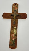 Ancien Bois De Spa. Croix En Bois, Décor De Fleurs Peintes à La Main. Crucifix En Métal.174 Mm X 90 Mm - Autres & Non Classés