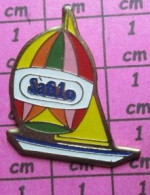 813F Pin's Pins / Beau Et Rare / SPORTS / VOILE VOILIER SPI MULTICOLORE SAFILO - Vela