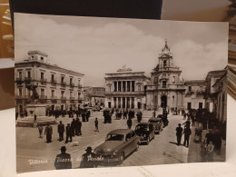 2 Cartoline Vittoria Prov Ragusa  Piazza Del Popolo , Auto Anni 50, Poste E Telecomunicazioni - Ragusa